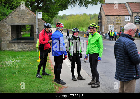 Tour de Yorkshire Enthusiasts in West Tanfield North Yorkshire England UK Stock Photo