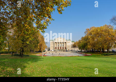 Poznan, Greater Poland province, Poland. Adam Mickiewicz park, Grand Theatre building in the background. Stock Photo