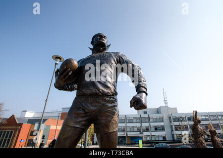 Statue of Wigan Warriors rugby player Billy Boston in Wigan Town Centre. Lancashire, UK. Stock Photo