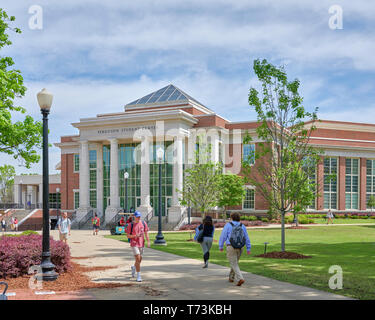 Students walking on campus campus in front of Ferguson Student Center, University of Alabama a busy college or university campus in Tuscaloosa AL USA. Stock Photo