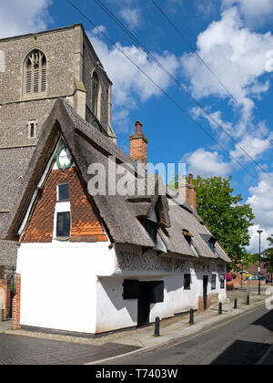 Bishop Bonner's Cottage, a pargetted thatched cottage built in 1502, next to the Norman Parish Church, in Dereham, Norfolk, England, UK Stock Photo