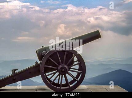 Stara Gazora, Bulgaria. 3rd Aug, 1991. An old cannon, silhouetted against the sky, at the Shipka Monument on Stoletov Peak. It is dedicated to those who died for the Liberation of Bulgaria during the Battles of Shipka Pass in the Russo-Turkish War of 1877-78, and is a tourist attraction. Credit: Arnold Drapkin/ZUMA Wire/Alamy Live News Stock Photo