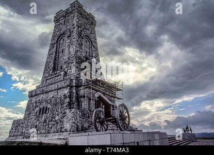 Stara Gazora, Bulgaria. 3rd Aug, 1991. The 98 Foot (31.5-Meter) stone tower Shipka Monument on Stoletov Peak, with an old cannon at its base, is dedicated to those who died for the Liberation of Bulgaria during the Battles of Shipka Pass in the Russo-Turkish War of 1877-78, and is a tourist attraction. Credit: Arnold Drapkin/ZUMA Wire/Alamy Live News Stock Photo