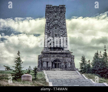 Stara Gazora, Bulgaria. 3rd Aug, 1991. The 98 Foot (31.5-Meter) stone tower Shipka Monument on Stoletov Peak is dedicated to those who died for the Liberation of Bulgaria during the Battles of Shipka Pass in the Russo-Turkish War of 1877-78, and is a tourist attraction. Credit: Arnold Drapkin/ZUMA Wire/Alamy Live News Stock Photo