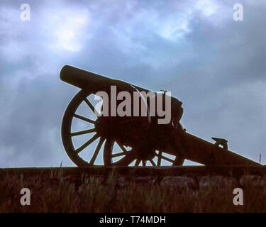 Stara Gazora, Bulgaria. 3rd Aug, 1991. An old cannon, silhouetted against the sky, at the Shipka Monument on Stoletov Peak. It is dedicated to those who died for the Liberation of Bulgaria during the Battles of Shipka Pass in the Russo-Turkish War of 1877-78, and is a tourist attraction. Credit: Arnold Drapkin/ZUMA Wire/Alamy Live News Stock Photo