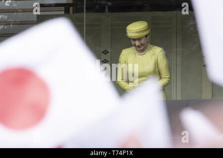 Tokyo, Japan. 4th May, 2019. Japan's Empress Masako greets from the balcony to people during their first public greeting at the Imperial Palace. The imperial family appeared to greet well-wishers for the first time after Naruhito became the 126th emperor of Japan on May 1st. Credit: Rodrigo Reyes Marin/ZUMA Wire/Alamy Live News Stock Photo