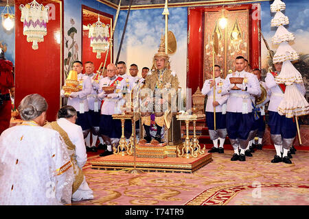 Bangkok, Thailand. 04th May, 2019. His Majesty the King of Thailand Rama X sits under the Royal Nine-tiered Umbrella and declares Her Majesty the Queen at Baisal Daksin Throne Hall, 04-05-2019 Pool/Albert Nieboer Netherlands OUT | Credit: dpa/Alamy Live News Bangkok, Thailand. 04th May, 2019. Maha Vajiralongkorn (M), King of Thailand, sits on the throne before diplomats and dignitaries at his coronation. Maha Vajiralongkorn is the tenth king since the beginning of the Chakri Dynasty in 1782. He also bears the name Rama X. Credit: Public Relations Department/Royal Thai Government/dpa - ATTENTIO Stock Photo