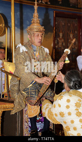 Bangkok, Thailand. 04th May, 2019. His Majesty the King of Thailand Rama X sits under the Royal Nine-tiered Umbrella and declares Her Majesty the Queen at Baisal Daksin Throne Hall, 04-05-2019 Pool/Albert Nieboer Netherlands OUT | Credit: dpa/Alamy Live News Bangkok, Thailand. 04th May, 2019. Maha Vajiralongkorn, King of Thailand, receives a sword sitting on the throne at his coronation. Maha Vajiralongkorn is the tenth king since the beginning of the Chakri Dynasty in 1782. He also bears the name Rama X. Credit: Public Relations Department/Royal Thai Government/dpa - ATTENTION: Only for edito Stock Photo