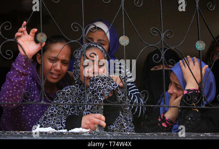 Maghazi, Gaza Strip, Palestinian Territory. 4th May, 2019. Relative of Palestinian Alaa Al-Bubli, who was shot dead by Israeli forces at the Israel-Gaza border, mourn during his funeral in al-Maghazi in the center of the Gaza Strip on May 4, 2019 Credit: Ashraf Amra/APA Images/ZUMA Wire/Alamy Live News Stock Photo