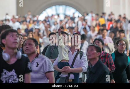 Wuhan, China's Hubei Province. 4th May, 2019. Passengers are seen at the entrance of a waiting room in Hankou Railway Station in Wuhan, capital of central China's Hubei Province, May 4, 2019. Transportation system in China witnesses a travel rush as the Labor Day holiday comes to an end. Credit: Ke Hao/Xinhua/Alamy Live News Stock Photo