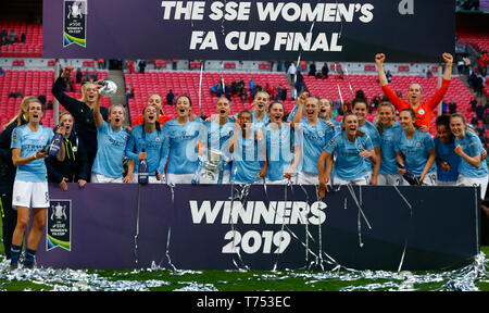 London, UK. 04th May, 2019. LONDON, UINTED KINGDOM. 04 May, 2019 Manchester City players with Trophy during The SSE Women's FA Cup Final match between Manchester City Women and West Ham United at Wembley stadium, London on 04 May 2019 Credit: Action Foto Sport/Alamy Live News Stock Photo