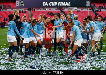 London, UK. 04th May, 2019. LONDON, UINTED KINGDOM. 04 May, 2019 Manchester City players with Trophy during The SSE Women's FA Cup Final match between Manchester City Women and West Ham United at Wembley stadium, London on 04 May 2019 Credit: Action Foto Sport/Alamy Live News Stock Photo