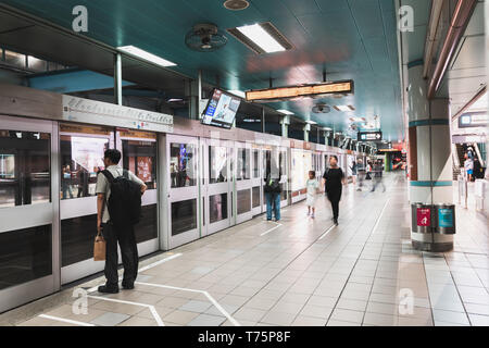 Taipei, Taiwan : People queue up and wait for a metro train at a metro station along the Wenhu line (Brown Line) during the evening rush hour Stock Photo