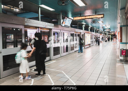 Taipei, Taiwan : People queue up and wait for a metro train at a metro station along the Wenhu line (Brown Line) during the evening rush hour Stock Photo