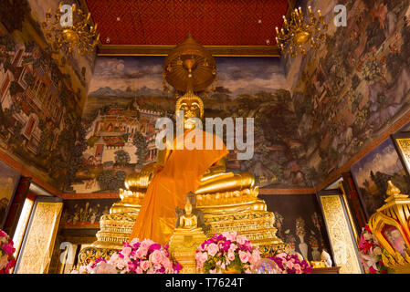Sculpture of a seated Buddha in Vihara of the Buddhist temple of Wat Bowonniwet Vihara. Bangkok, Thailand Stock Photo