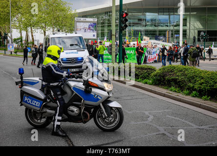 Essen, Ruhrgebiet, Nordrhein-Westfalen, Germany - Police in action at Fridays for Future Demonstration on the occasion of the RWE Annual General Meeti Stock Photo