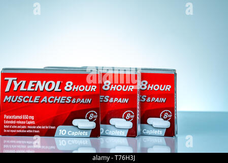 CHONBURI, THAILAND-OCTOBER 27, 2018 : Tylenol 8 hour 650 extended-release caplets in red packaging on gradient background. Drug for relief pain, fever Stock Photo
