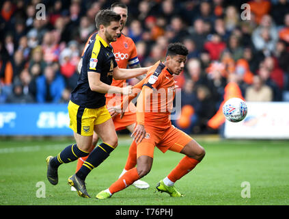 Oxford United's Luke Garbutt (left) and Luton Town's James Justin battle for the ball during the Sky Bet League One match at Kenilworth Road, Luton. Stock Photo