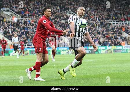 Newcastle upon Tyne, UK. 04th May, 2019.          Newcastle United's Salomon Rondon competes for the ball with Liverpool's Trent Alexander-Arnold during the Premier League match between Newcastle United and Liverpool at St. James's Park.  Editorial use only, license required for commercial use. No use in betting, games or a single club/league/player publications. Photograph may only be used for newspaper and/or magazine editorial purposes. Credit: MI News & Sport /Alamy Live News Stock Photo