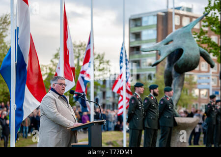 Nijmegen, Gelderland, Netherlands. 4th May, 2019. Mayor of Nijmegen Hubert Bruls is seen giving a speech during the event.Remembrance day celebrations of the victims of WWII in Nijmegen was held with several ceremonies, including: unveiling a plaque with an honorary list of the fallen soldiers of WWII on Plein 1944 square, After that, the commemorations took place at the ''Kitty de Wijze''. Credit: ZUMA Press, Inc./Alamy Live News Stock Photo