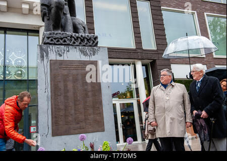 Nijmegen, Gelderland, Netherlands. 4th May, 2019. Mayor of Nijmegen Hubert Bruls and a WWII veteran are seen discovering a plaque during the event.Remembrance day celebrations of the victims of WWII in Nijmegen was held with several ceremonies, including: unveiling a plaque with an honorary list of the fallen soldiers of WWII on Plein 1944 square, After that, the commemorations took place at the ''Kitty de Wijze''. Credit: ZUMA Press, Inc./Alamy Live News Stock Photo