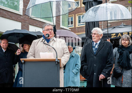 Nijmegen, Gelderland, Netherlands. 4th May, 2019. Mayor of Nijmegen Hubert Bruls, is seen giving a speech with a WW II veteran at his side during the event.Remembrance day celebrations of the victims of WWII in Nijmegen was held with several ceremonies, including: unveiling a plaque with an honorary list of the fallen soldiers of WWII on Plein 1944 square, After that, the commemorations took place at the ''Kitty de Wijze''. Credit: ZUMA Press, Inc./Alamy Live News Stock Photo