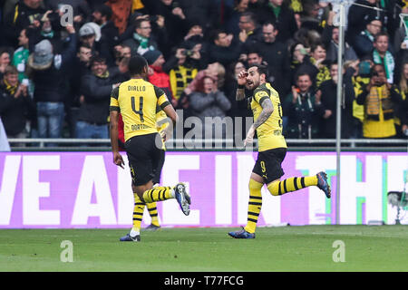 Bremen, Germany. 4th May, 2019. Dortmund's Paco Alcacer (R) celebrates during a German Bundesliga match between SV Werder Bremen and Borussia Dortmund in Bremen, Germany, on May 4, 2019. The match ended 2-2. Credit: Shan Yuqi/Xinhua/Alamy Live News Stock Photo