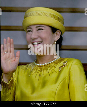 Tokyo, Japan. 4th May, 2019. Japans new Empress Masako waves to a throng of well-wishers from the balcony of the Imperial Palace in Tokyo on Saturday, May 4, 2019, during her first public appearance as empress. About 140,000 people turned out to celebrate the ascension?to the Chrysanthemum?Throne of new Emperor Naruhito, replacing his father Akihito, who had abdicated on April 30. Credit: Natsuki Sakai/AFLO/Alamy Live News Stock Photo