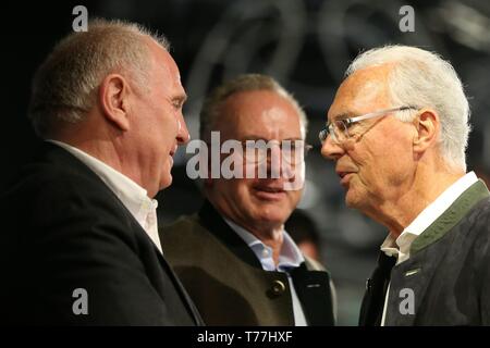 Munich, Germany. 04th May, 2019. firo: 04.05.2019, Football, 1.Bundesliga, season 2018/2019, FC Bayern Munich - Hanover 96 3: 1, Uli Hoeness, President, President, Franz Beckenbauer, FC Bayern Munich, FC Bayern, FCB, Munich, Munich, half figure, in conversation, | usage worldwide Credit: dpa/Alamy Live News Credit: dpa picture alliance/Alamy Live News Stock Photo