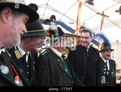 05 May 2019, Germany (German), Benediktbeuern: Markus Söder (CSU, 2nd from right), Bavarian Prime Minister, speaks with Sagittarius on the Patronage Day of the Bavarian Mountain Riflemen. Photo: Angelika Warmuth/dpa Stock Photo