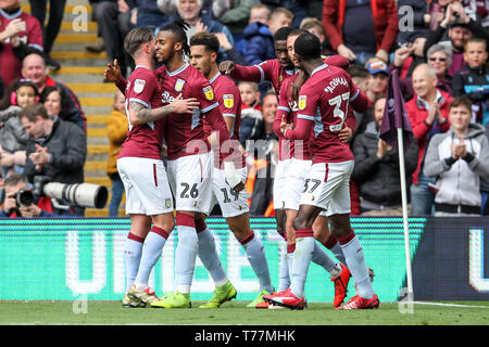 Birmingham, UK. 05th May, 2019. Jonathan Kodjia of Aston Villa scores the equaliser to make it 1-1 and celebrates during the EFL Sky Bet Championship match between Aston Villa and Norwich City at Villa Park, Birmingham, England on 5 May 2019.  Editorial use only, license required for commercial use. No use in betting, games or a single club/league/player publications. Credit: UK Sports Pics Ltd/Alamy Live News Stock Photo