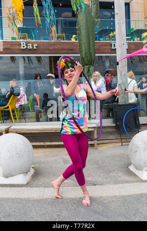 Boscombe, Bournemouth, Dorset, UK. 5th May 2019. Bournemouth Emerging Arts Fringe (BEAF) Festival attracts visitors at Boscombe. Reefiesta Urban Reef tropical tiki takeover - Lottie Lucid with her hula hoops. Credit: Carolyn Jenkins/Alamy Live News