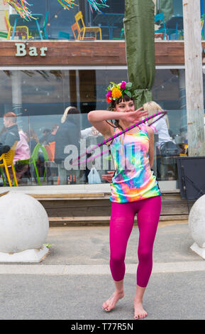 Boscombe, Bournemouth, Dorset, UK. 5th May 2019. Bournemouth Emerging Arts Fringe (BEAF) Festival attracts visitors at Boscombe. Reefiesta Urban Reef tropical tiki takeover - Lottie Lucid with her hula hoops. Credit: Carolyn Jenkins/Alamy Live News