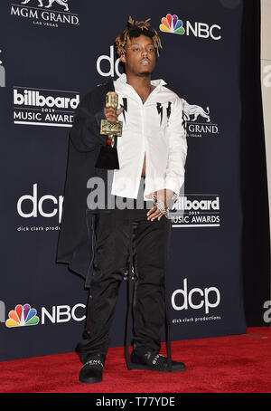 las vegas nv may 01 juice wrld poses with the award for best new artist in the press room during the 2019 billboard music awards at mgm grand garden arena on may 01 2019 in las vegas nevada t77yde