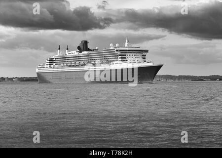 Moody Black And White Photo Of The Cunard Line, Transatlantic Ocean Liner, RMS QUEEN MARY 2, Sailing Out Of Southampton, Bound For New York, USA Stock Photo