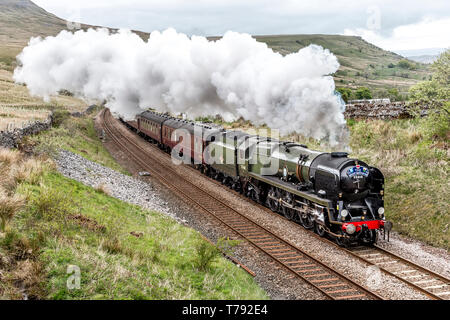 The Southern Railways Merchant Navy Class 6MT 4-6-2 nos 35018 British India Line passing through Ais Gill in the Yorkshire Dales Stock Photo