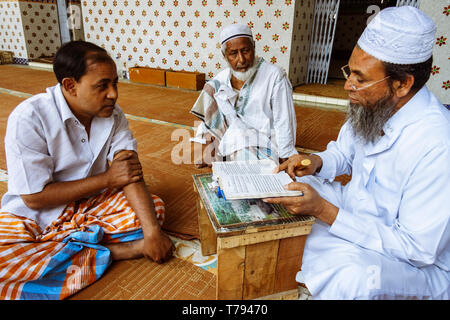 Dhaka, Bangladesh : A Koranic master (Mufassir) teaches at the Sitara Mosque (Star Mosque) built in the early 18th century in the Armanitola area of O Stock Photo