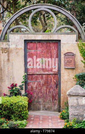 Garden Gate at 15 Bridge Street in St. Augustine, Florida - Built in 1889 for the Comtesse de Montjoye, wife of a distinguished French nobleman, the d Stock Photo