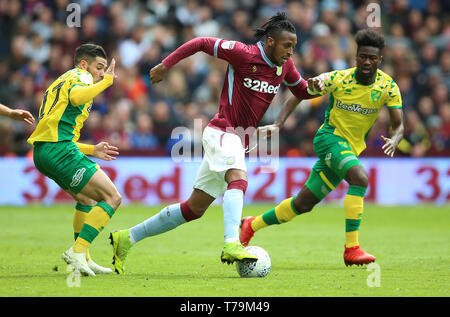 Aston Villa's Jonathan Kodjia in action with Norwich City's Alexander Tettey (right) during the Sky Bet Championship match at Villa Park, Birmingham. Stock Photo