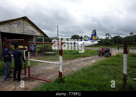 Airport Rurrenabaque, Bolivia - May 31, 2017: Clearance of an old TAM propeller airplane, luggage transport via manpower and pick up through a ordinar Stock Photo