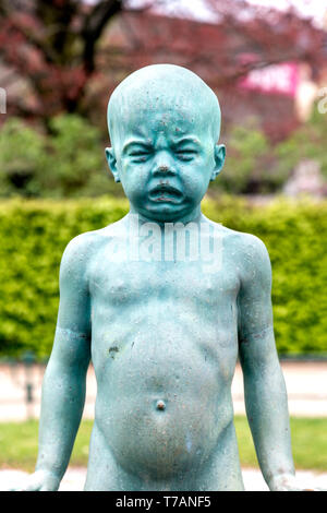 Grinegutten (Crying Boy) sculpture by Sofus Madsen by Smålungeren in Bergen, Norway Stock Photo