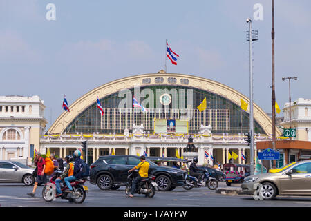 Traffic in front of Hua Lamphong Railway Station, Hua Lamphong Junction, Pathum Wan district, Bangkok, Thailand Stock Photo