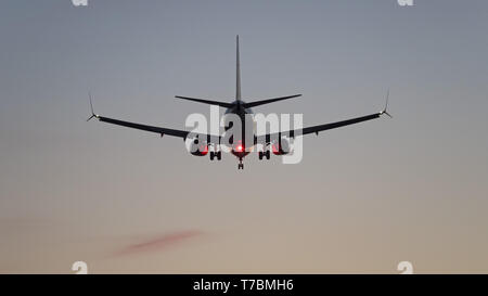 Richmond, British Columbia, Canada. 4th May, 2019. A Boeing 737 jetliner on short final approach for landing. Credit: Bayne Stanley/ZUMA Wire/Alamy Live News Stock Photo