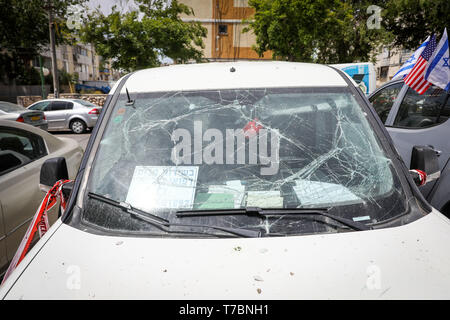 Jerusalem, Israel. 5th May, 2019. A car is seen damaged by a rocket fired from the Gaza Strip in Ashkelon, Israel, May 5, 2019. Four Israeli civilians were killed on Sunday and more than 70 injured by rockets fired by the Palestinians from the Gaza Strip. Credit: JINI/Xinhua/Alamy Live News Stock Photo