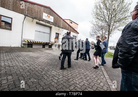 Greding, Bavaria, Germany. 4th May, 2019. Photos of an attack against journalist and right-extremism expert Thomas Witzgall by members of der Fluegel in Greding. Die right-extremist flank of the Alternative for Germany party known as 'der Fluegel'' ('The Wing'') appeared in Greding, near Nuremburg in Bavaria. Appearing with the group was Bjoern Hoecke, Benjamin Nolte, Bernhard Zimniok and Christina Baum. Due to connections to the right-extremist spectrum and efforts against democracy, the Office for the Protection of the Constitution (Verfassungsschutz, Secret Service) escalated the gr Stock Photo