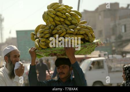 (190506) -- ISLAMABAD, May 6, 2019 (Xinhua) -- A man carries bananas at a fruit and vegetable market ahead of the Ramadan in Islamabad, capital of Pakistan on May 6, 2019. (Xinhua/Ahmad Kamal) Stock Photo