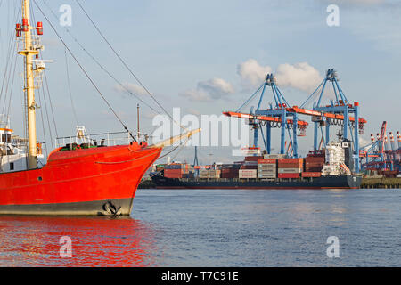 lightship Elbe 3, Oevelgoenne and Container Terminal Burchardkai, Hamburg, Germany Stock Photo