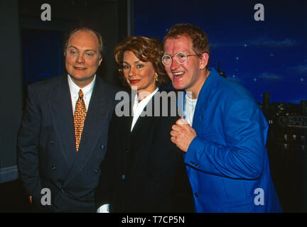 RTL Nachtshow, Late-Night-Talkshow, Deutschland 1994, Moderator Thomas Koschwitz mit Hildtrud Hillu Schröder und Skispringer Michael Eddie the eagle Edwards Stock Photo