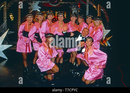 Mann-O-Mann, Spielshow mit Moderator Peer Augustinski, hier mit den Limited Girls, Deutschland 1992 - 1995 Stock Photo