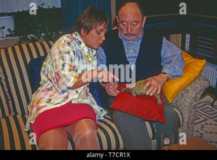 Mit einem Bein im Grab, Fernsehserie, Deutschland 1996 - 1998, Folge: Aus für Susi, Darsteller: Brigitte Böttrich, Heinz Schubert Stock Photo